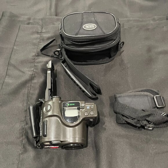 Olympus Infinity SuperZoom 330 35mm camera - Picture 1 of 7